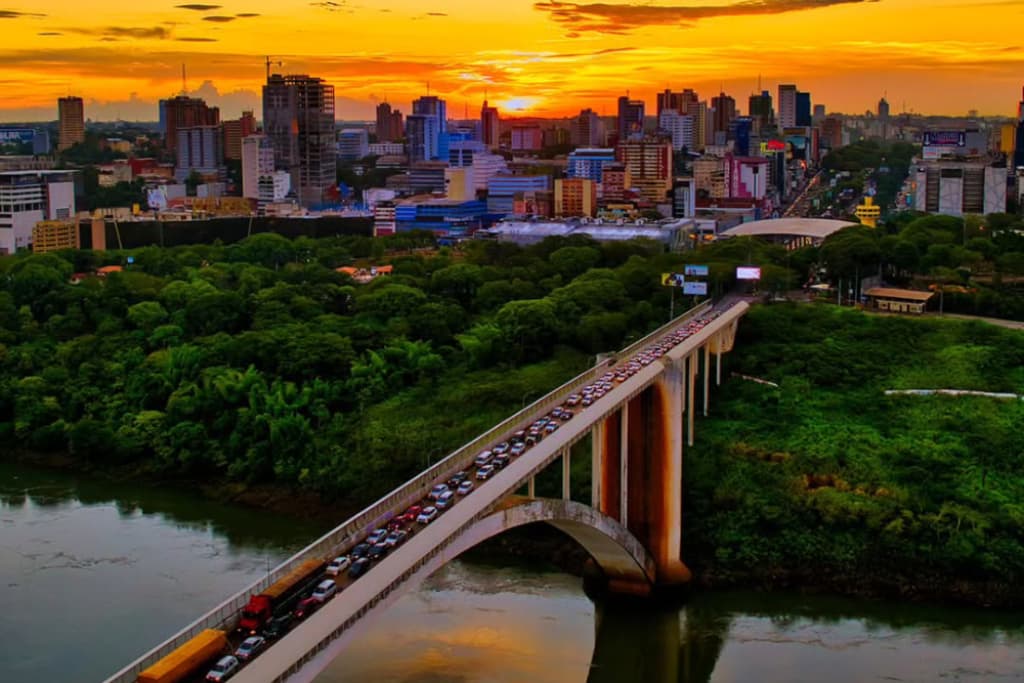 Ciudad del Este e a Ponte da Amizade ao pôr do sol